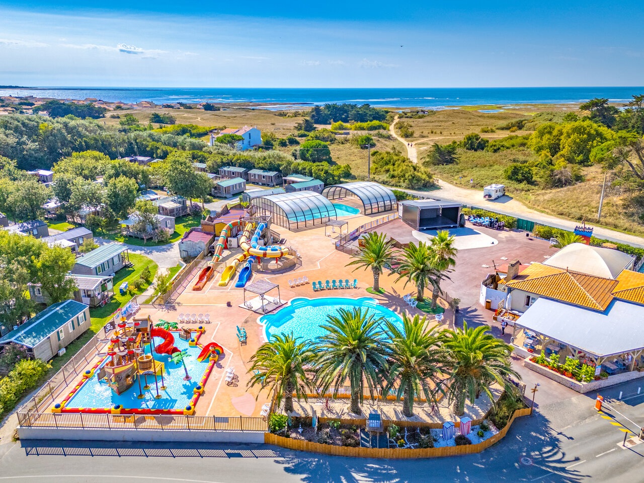 Luchtfoto van waterpark, zwembaden, glijbanen en stacaravans op camping CAPFUN Huttes in Saint-Denis d'Ol�ron (17).