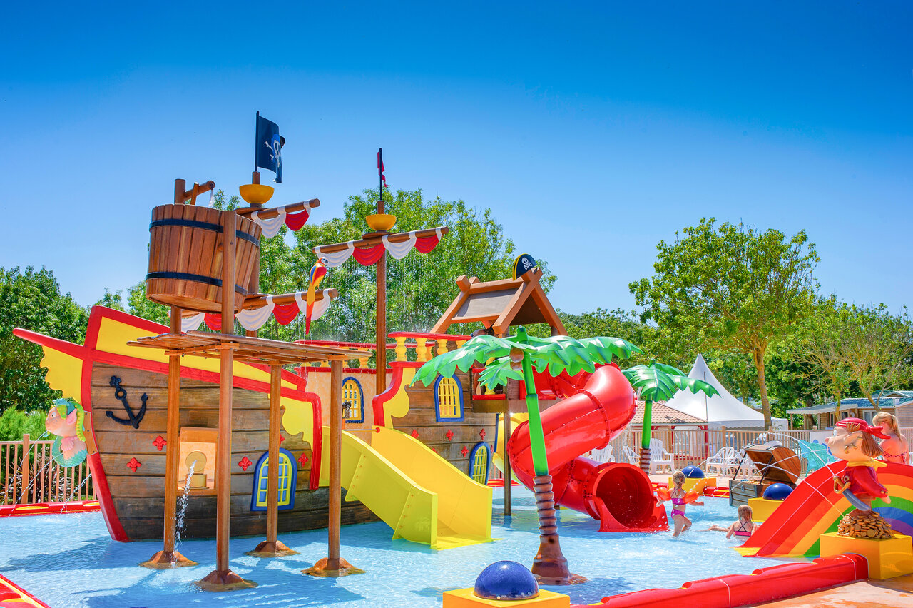 Waterspeeltuin piratenschip met glijbanen op camping CAPFUN Huttes in Saint-Denis d'Ol�ron.