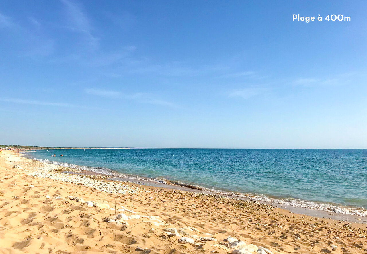 Fijn zandstrand en turquoise zee op 400m van camping CAPFUN Huttes in Saint-Denis d'Ol�ron (17).