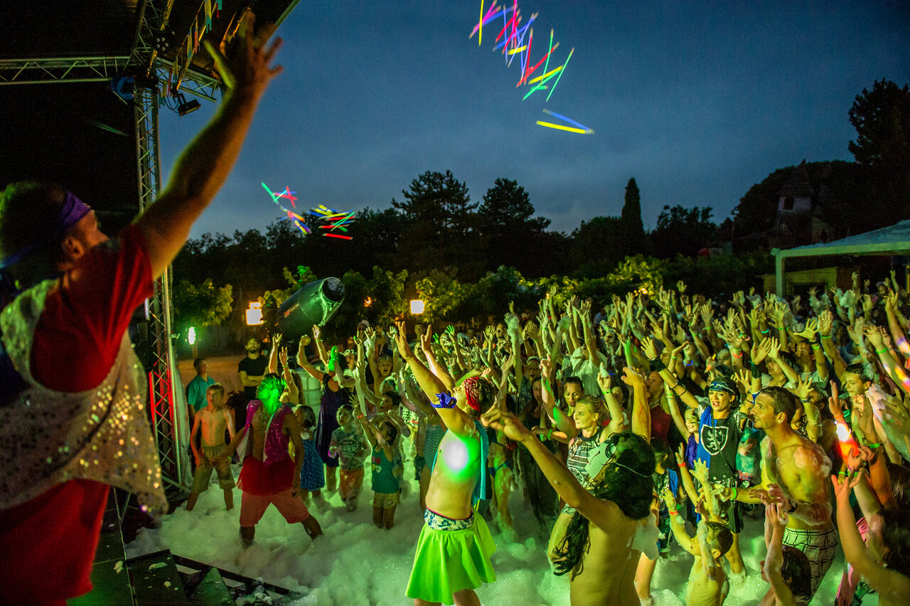 Geanimeerd schuimfeest, vrolijk publiek op camping CAPFUN Huttes Saint-Denis d'Ol�ron.