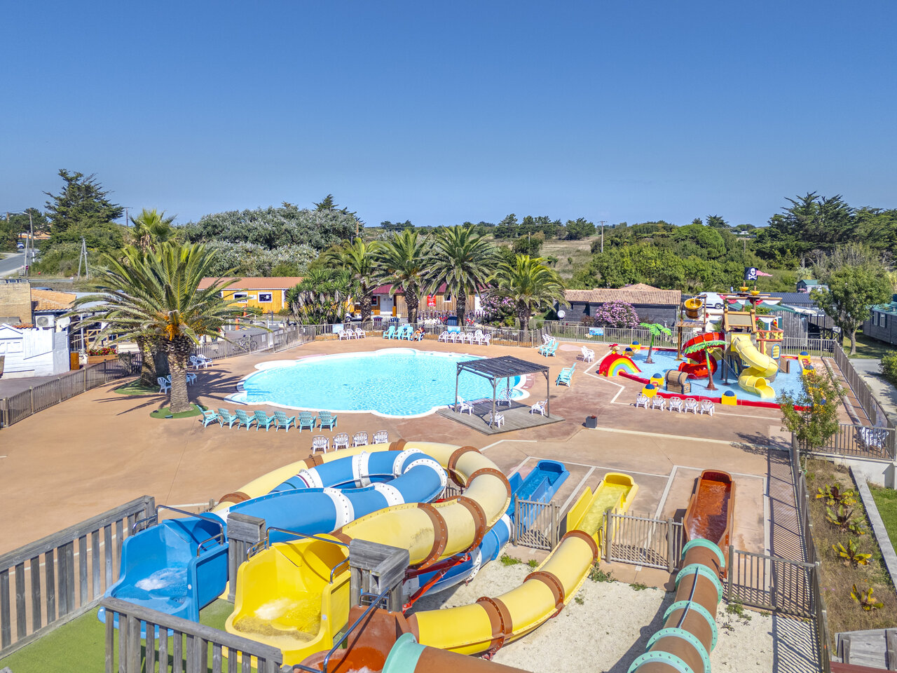 Buitenzwembad, glijbanen en waterspellen op camping CAPFUN Huttes in Saint-Denis d'Ol�ron.