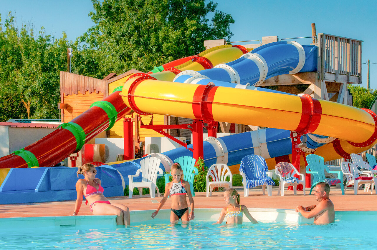 Kleurrijke waterglijbanen en buitenzwembad op camping CAPFUN Huttes in Saint-Denis d'Ol�ron (17).