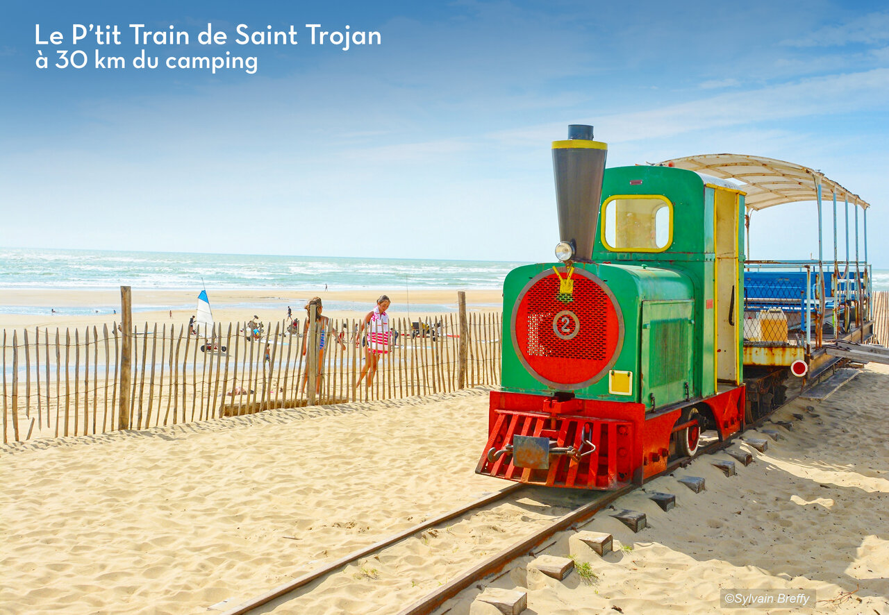 Toeristisch treintje van Saint-Trojan-les-Bains op het strand van Ol�ron.