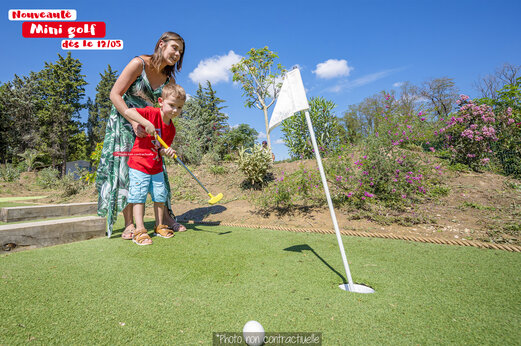 Minigolf: vrouw en kind op camping CAPFUN Huttes in Saint-Denis d'Ol�ron (17).