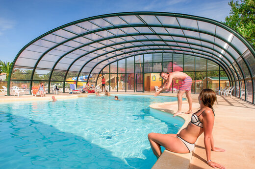 Overdekt zwembad met transparant dak op camping CAPFUN Huttes, Ol�ron.