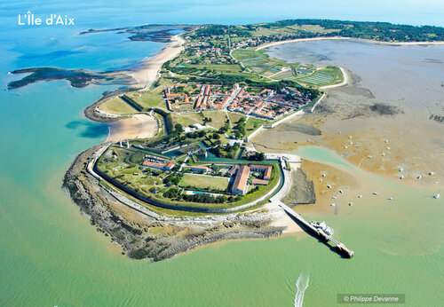 �le d'Aix, luchtfoto van het vestingdorp en stranden in Charente-Maritime.