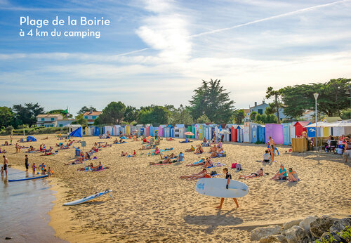 Plage de la Boirie, fijn zand, kleurrijke strandhuisjes, zwemmers en surfers in Saint-Denis d'Ol�ron.