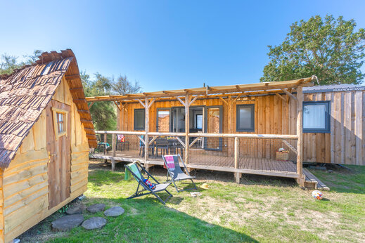 Houten Mobil-home, terras en chalet op camping CAPFUN Huttes te Saint-Denis d'Ol�ron.