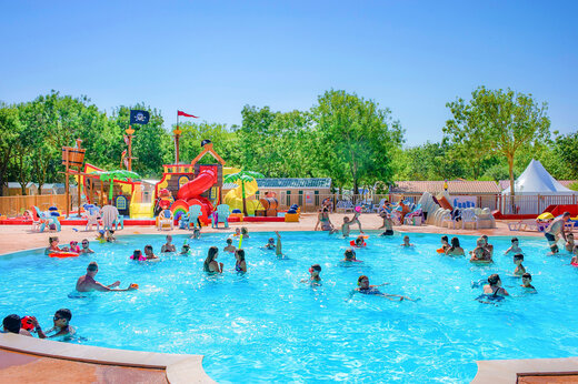 Zwembad en waterspelen op camping CAPFUN Huttes in Saint-Denis d'Oléron (17).