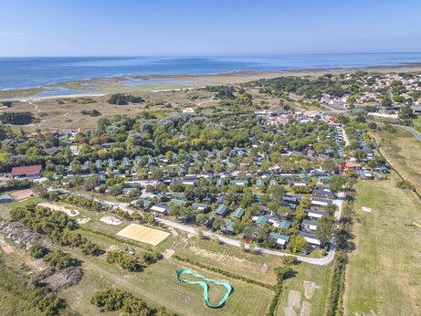 Luchtfoto van camping met stacaravans en strand op camping CAPFUN Huttes in Saint-Denis d'Ol�ron (17).