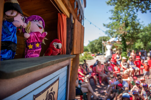 Poppenkastvoorstelling buiten met publiek op camping CAPFUN Huttes in Saint-Denis d'Ol�ron.