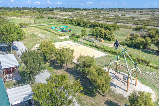 Houten speeltuin, volleybalveld en pumptrack op camping CAPFUN Huttes in Saint-Denis d'Ol�ron.