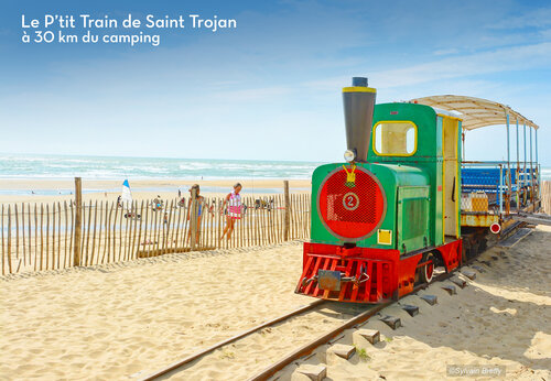 Kleurrijke toeristentrein op het strand van Saint-Trojan-les-Bains, �le d'Ol�ron.