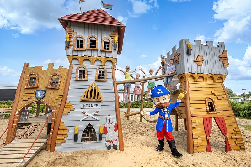 Carabouille Speeltuin - Kasteel speeltuin, kinderen en piratenmascotte op camping CAPFUN IJsselstrand in Doesburg.
