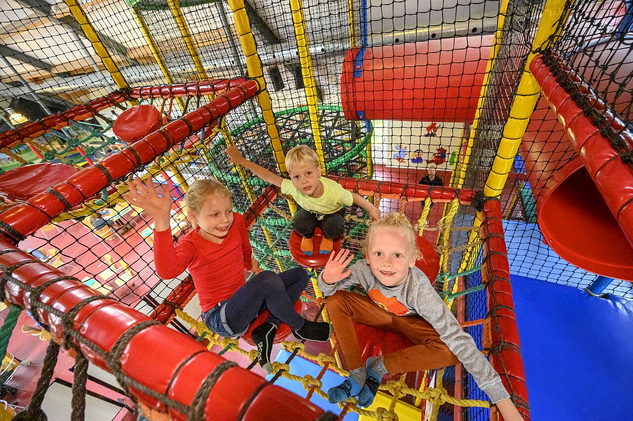 Kinderen spelen in de overdekte speeltuin op camping CAPFUN IJsselstrand in Doesburg.