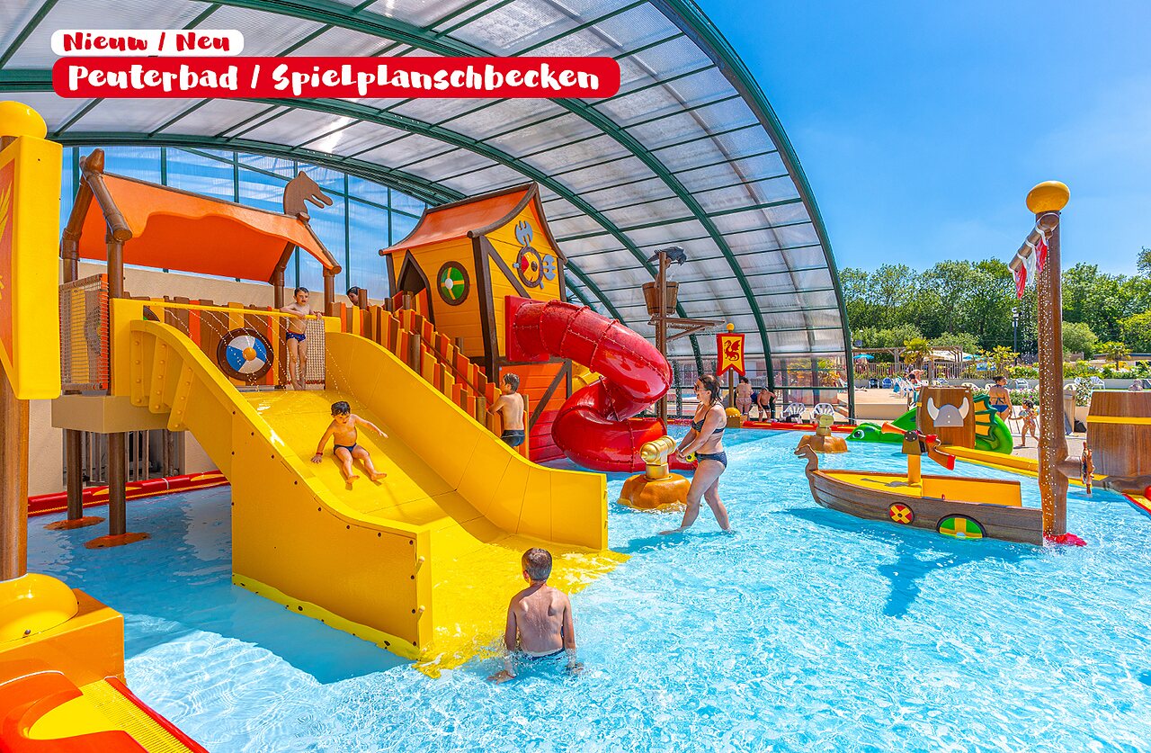 Overdekt zwembad, glijbanen, waterspeeltuin kinderen CAPFUN IJsselstrand Doesburg.