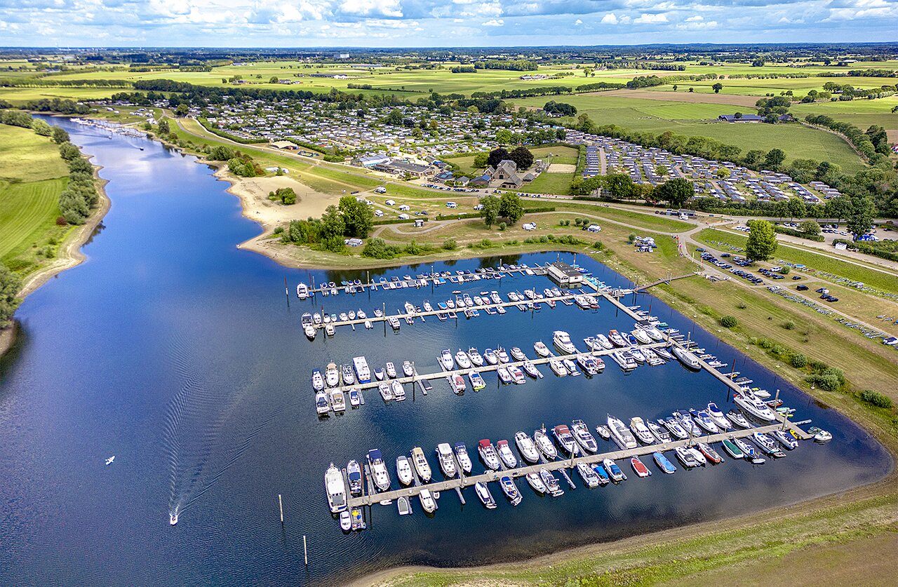 Luchtfoto van de jachthaven en camping CAPFUN IJsselstrand in Doesburg.