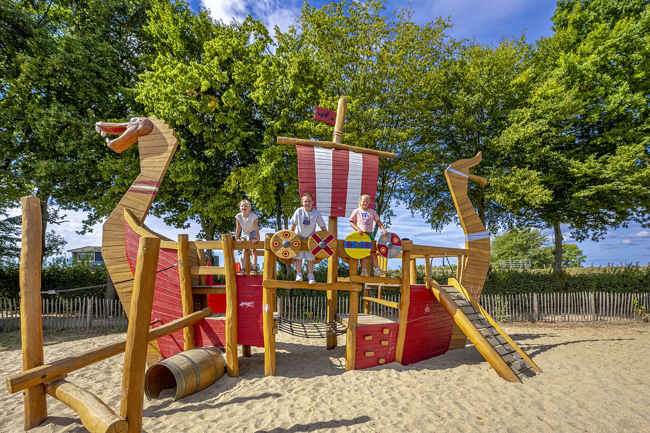 Houten Viking schip speeltuin met kinderen op camping CAPFUN IJsselstrand in Doesburg