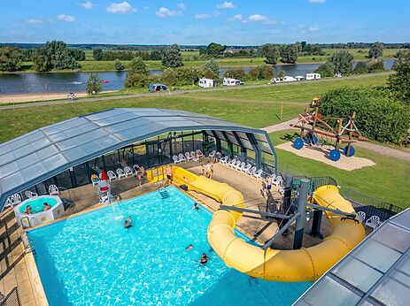 Buitenzwembad, glijbaan, jacuzzi, speeltuin op camping CAPFUN IJsselstrand in Doesburg.