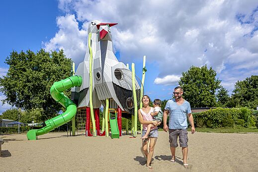 Gigantische speeltuin in ooievaarvorm met glijbanen op camping CAPFUN IJsselstrand in Doesburg.