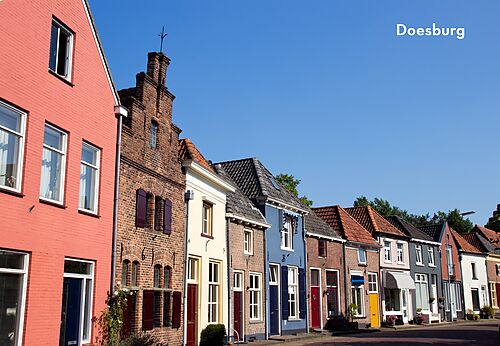 Traditionele kleurrijke huizen langs een historische straat in Doesburg, Nederland.