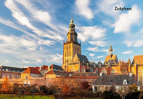 Historisch centrum van Zutphen met grote kerk, een stad om te bezoeken.