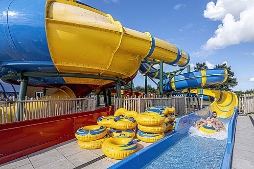 Enorme waterglijbaan en opblaasbanden op camping CAPFUN IJsselstrand in Doesburg.
