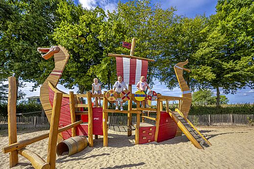 Vikingschip speeltuin met kinderen op camping CAPFUN IJsselstrand in Doesburg.