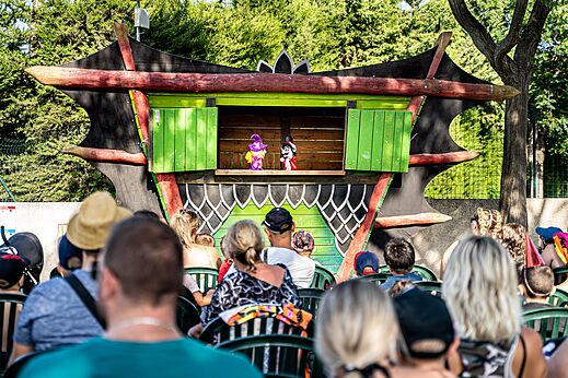 Poppenkastvoorstelling voor kinderen op buitenpodium op camping CAPFUN IJsselstrand in Doesburg.