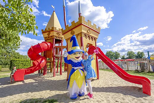 Speeltuin kasteel met glijbanen en mascottes op camping CAPFUN IJsselstrand in Doesburg.
