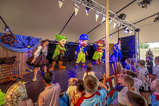 Animatievoorstelling voor kinderen met piratenmascottes op podium op camping CAPFUN IJsselstrand in Doesburg.