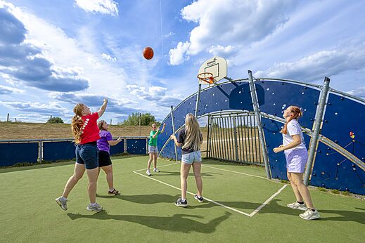 Multisportterrein en jongeren basketballen op camping CAPFUN IJsselstrand in Doesburg.