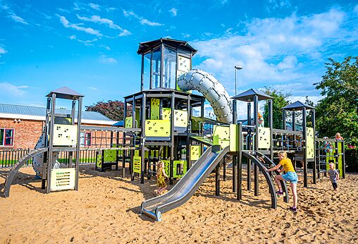 Grote moderne speeltuin met glijbanen op camping CAPFUN IJsselstrand in Doesburg.