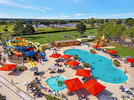 Kleurrijke waterglijbanen en buitenzwembaden op camping CAPFUN IJsselstrand in Doesburg.