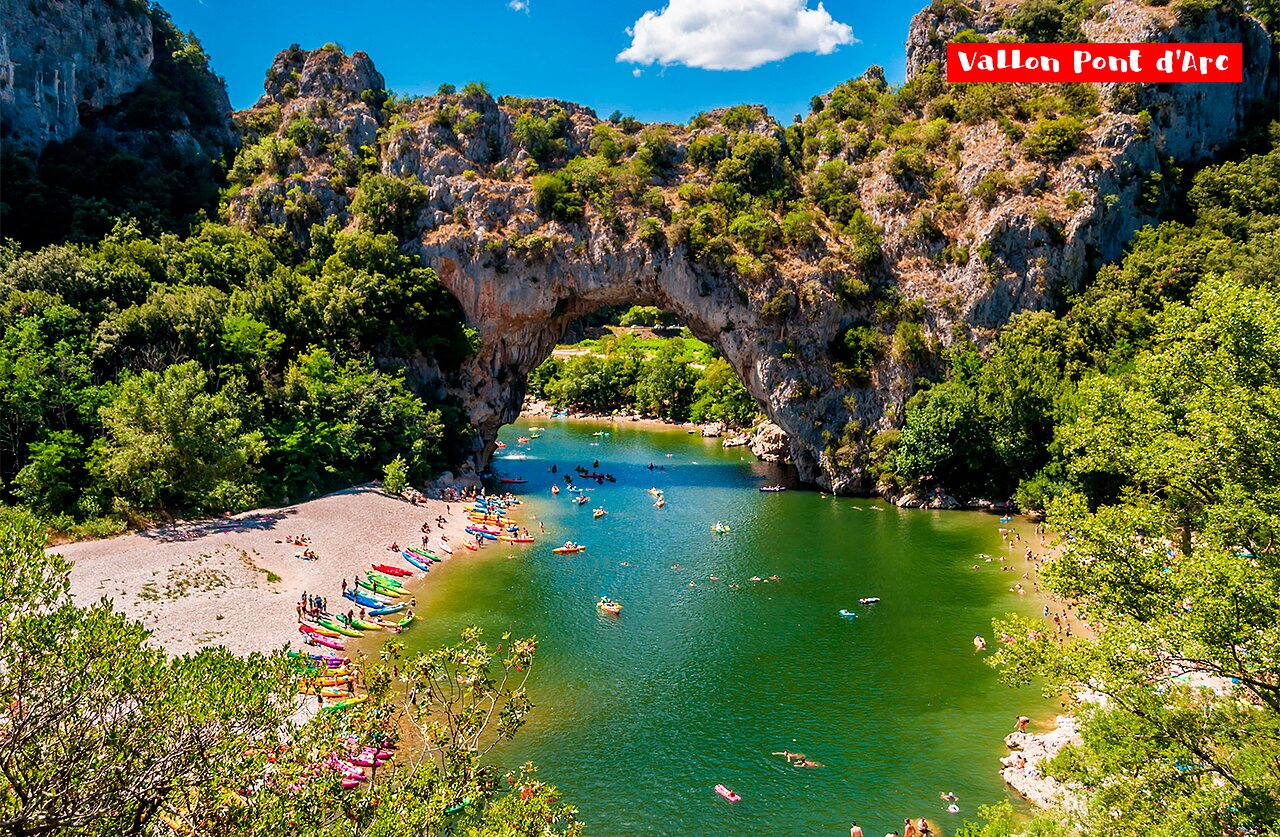 Natuurlijke Pont d'Arc, kajaks en zwemmen op de Ard�che, nabij Vallon-Pont-d'Arc.