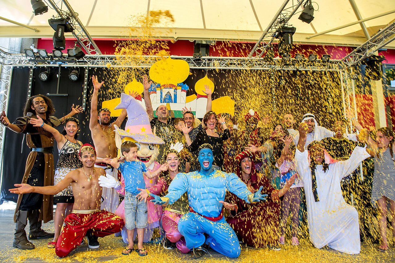 Feestelijke animatie, verklede personages en confetti op camping CAPFUN Imbours in LARNAS (07).
