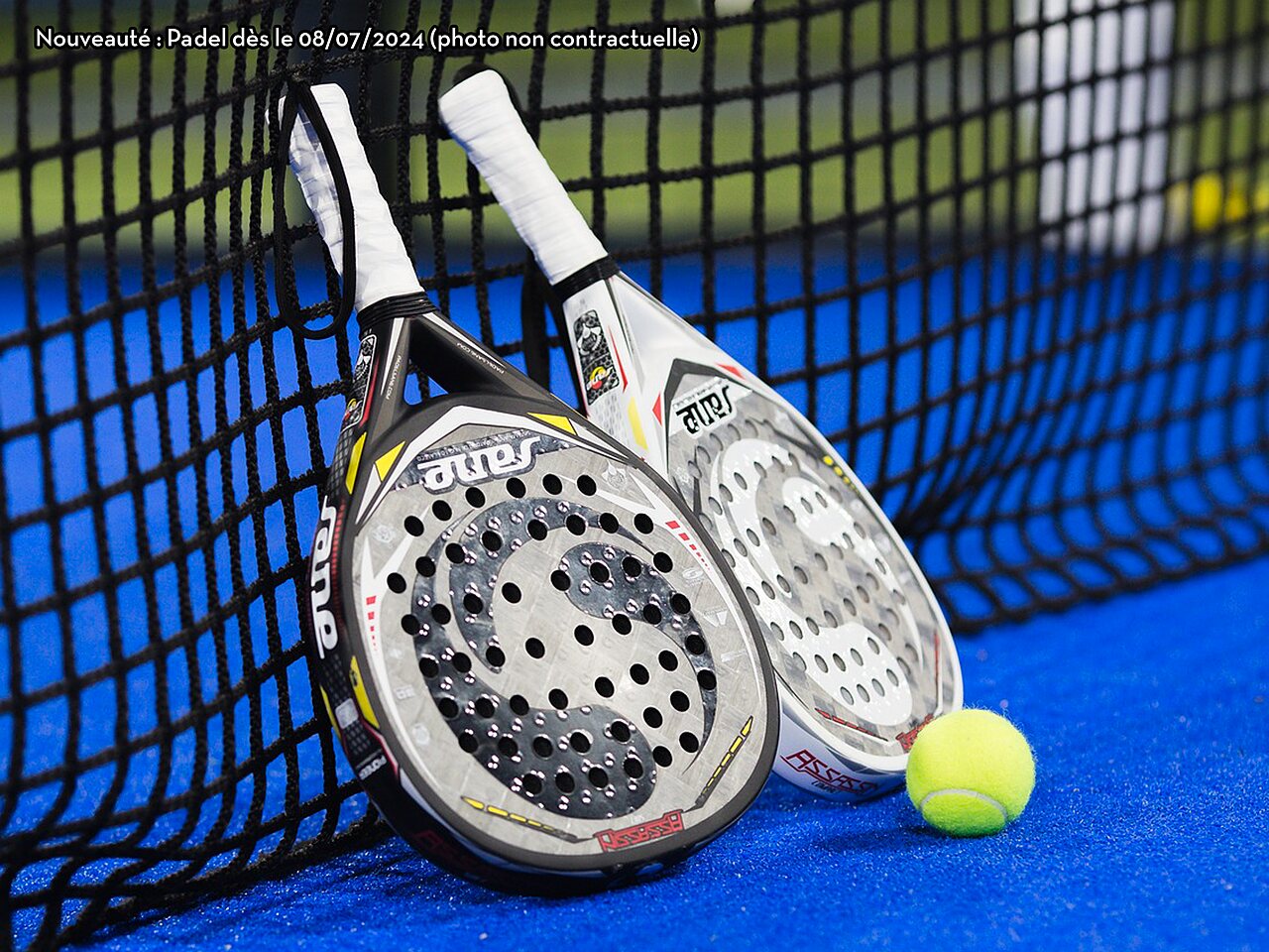 Padel rackets en bal op blauw veld, nieuwigheid op camping CAPFUN Imbours in LARNAS (07).