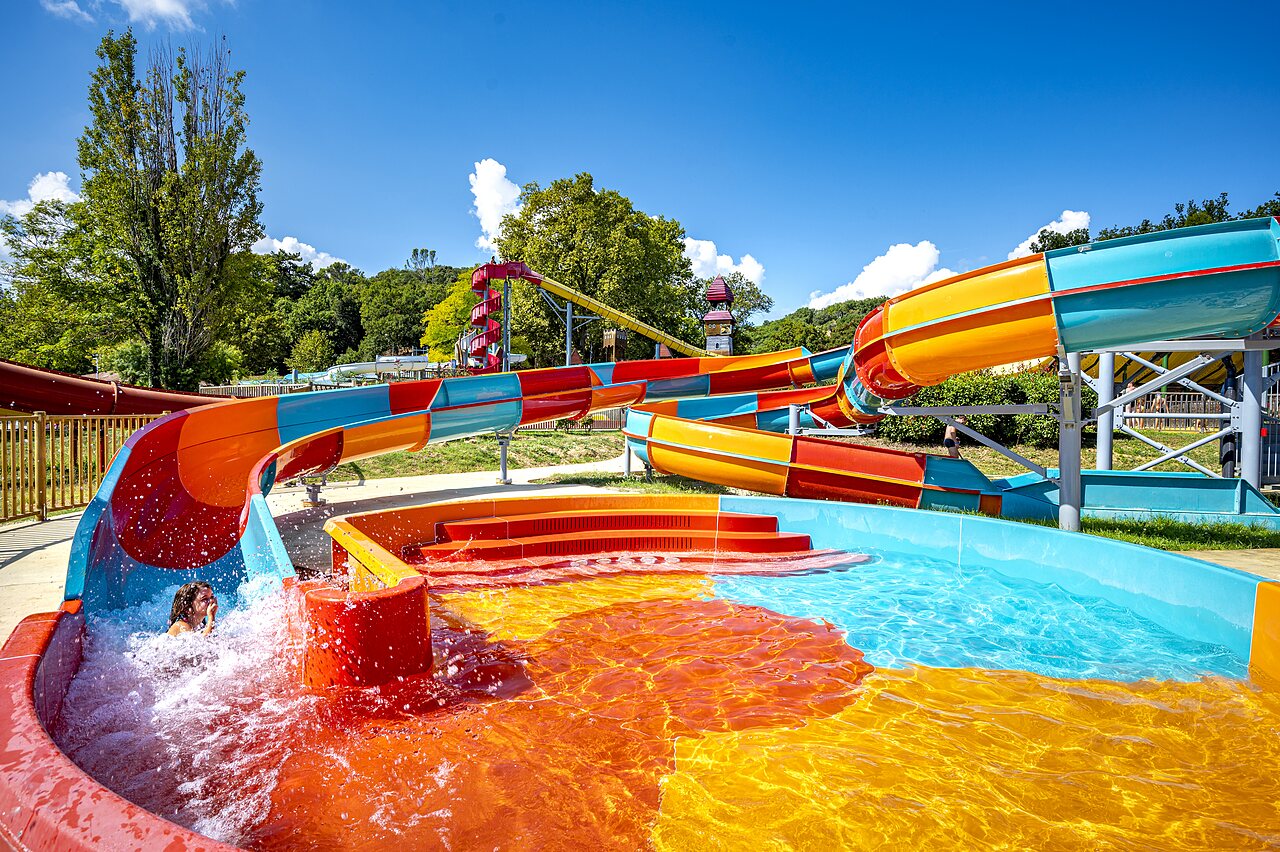 Kleurrijke waterglijbanen en plonsbad op camping CAPFUN Imbours in LARNAS (07).