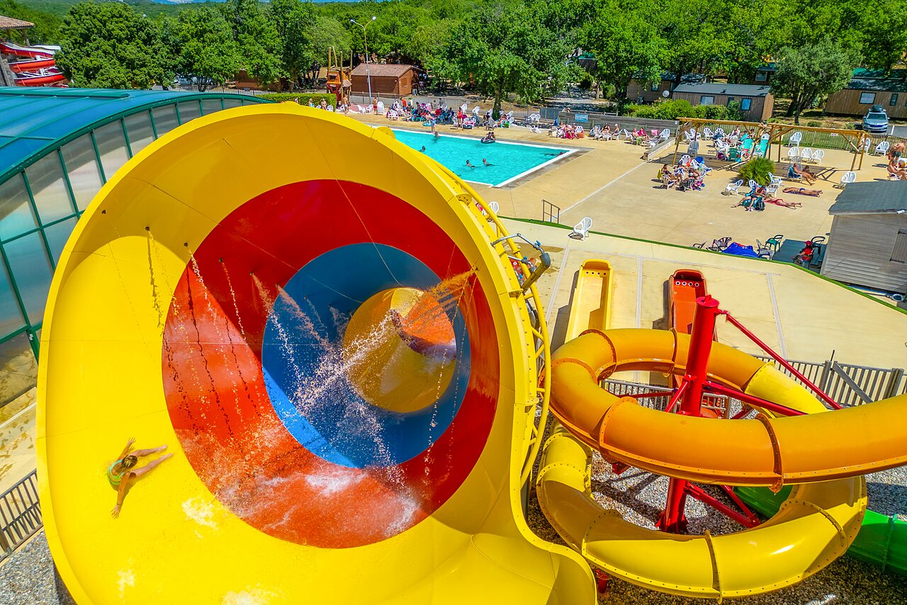 Reuzenglijbaan en buitenzwembad op camping CAPFUN Imbours in LARNAS (07).