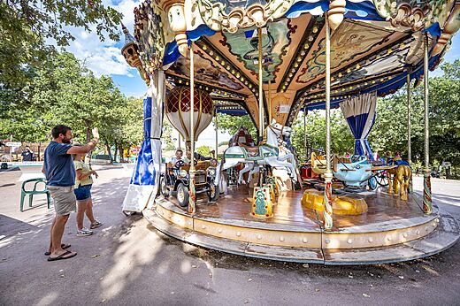 Carrousel met kinderen en ouders op camping CAPFUN Imbours in LARNAS (07).