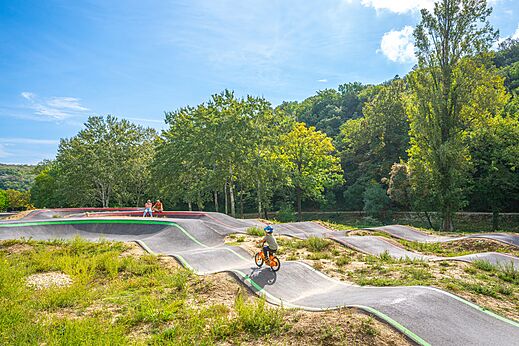 Pumptrack voor kinderen en volwassenen, met fiets op camping CAPFUN Imbours in LARNAS (07).