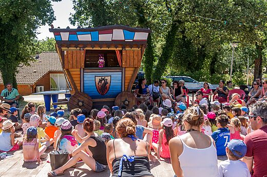 Poppenkastvoorstelling voor kinderen op camping CAPFUN Imbours in LARNAS (07).