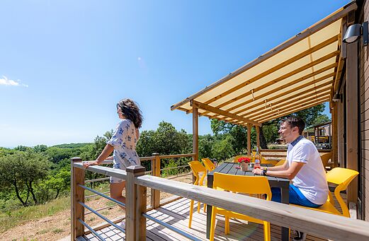 Terras van stacaravan met panoramisch uitzicht op de natuur op camping CAPFUN Imbours in LARNAS (07).