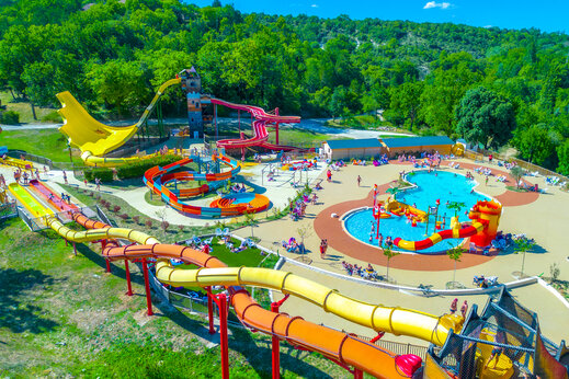 Waterpark met reuzenglijbanen en buitenzwembad op camping CAPFUN Imbours in LARNAS (07).