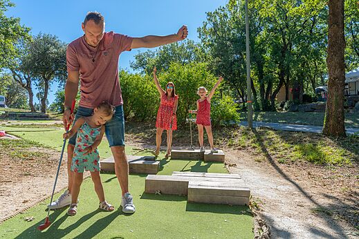 Familie minigolf op de baan van camping CAPFUN Imbours in LARNAS (07).