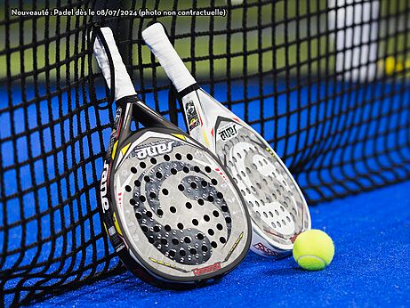 Padel rackets en bal op blauw veld bij CAPFUN Imbours, LARNAS.