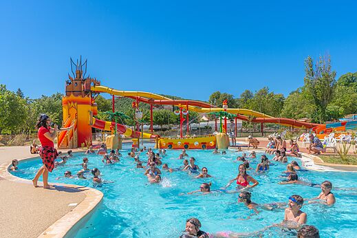 Wateranimatie en reuzenglijbanen bij het zwembad van camping CAPFUN Imbours in LARNAS (07).
