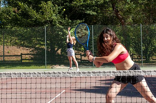 Tennisspelers op de tennisbaan op camping CAPFUN Imbours in LARNAS (07).