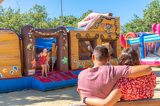 Opblaasbaar piratenschip speeltoestel voor kinderen op CAPFUN Imbours in LARNAS (07).