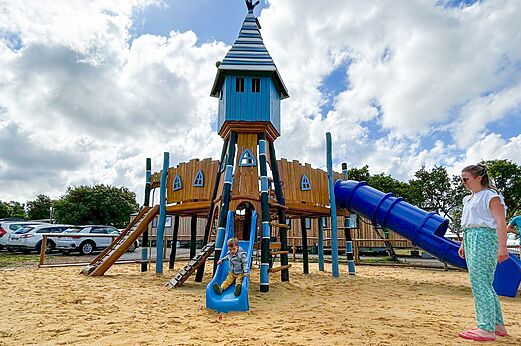 Speeltuin met glijbaan en houten toren op camping CAPFUN Imbours in LARNAS (07).